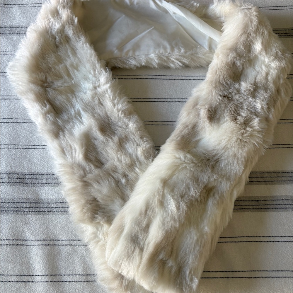 Elegant Cream Faux Fur Scarf
